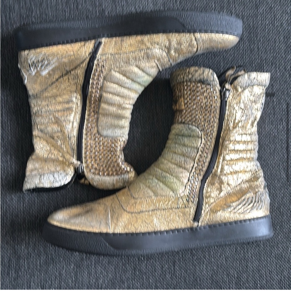 Robins jeans boots
Very rare
Fancy rhinestones
Zip up style
Made in Italy - Picture 4 of 8